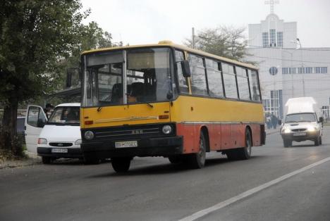 Doi şoferi de autobuz, ridicaţi de poliţişti pentru bişniţă cu taloane subvenţionate de transport